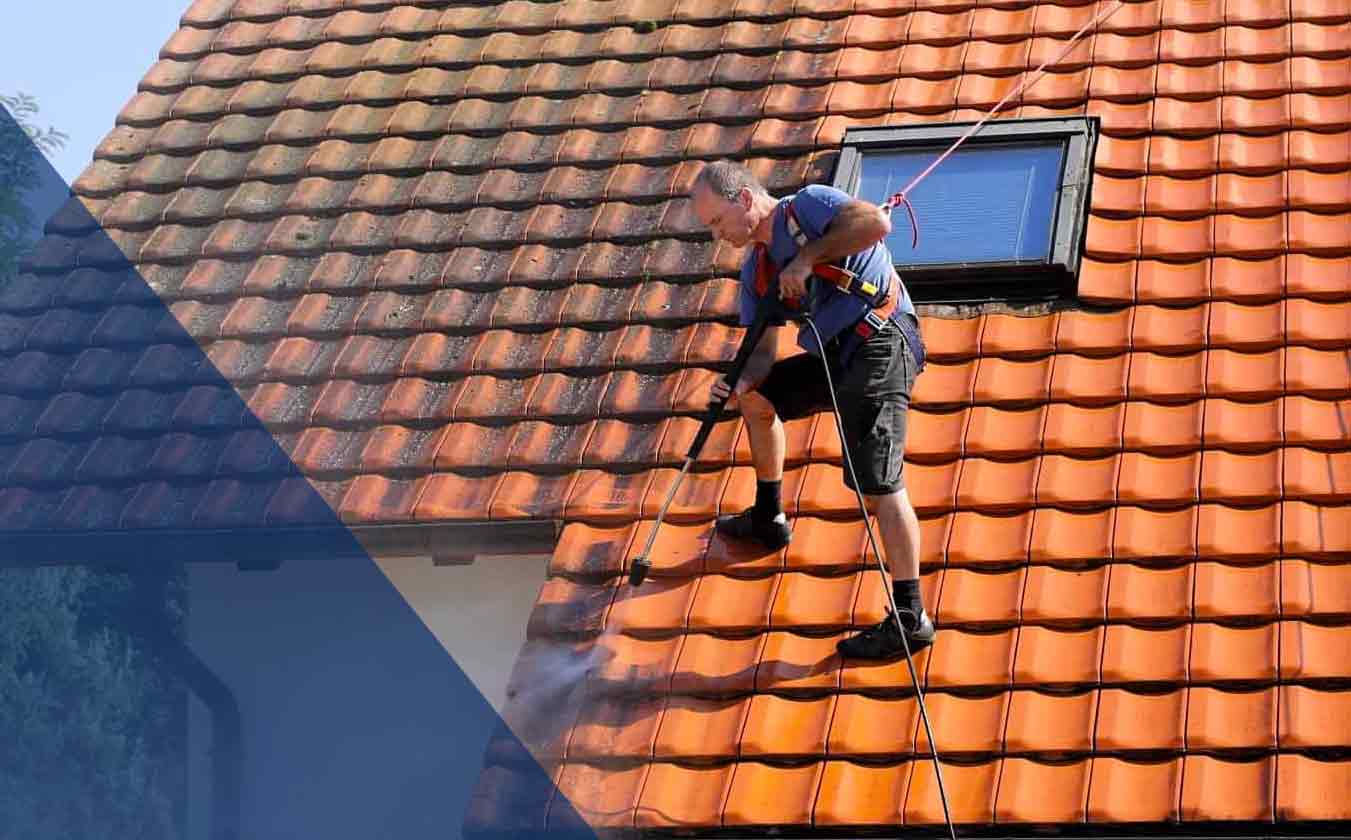 Nettoyage toiture -  PROCHIRA ROOFING FAÇADE artisan toiturier couvreur en Belgique : nettoyage, démoussage, traitement anti-mousse toiture. Application d’un revêtement peinture hydrofuge coloré de toit intervention en BELGIQUE: région Flamande, Wallonne et Bruxelles….