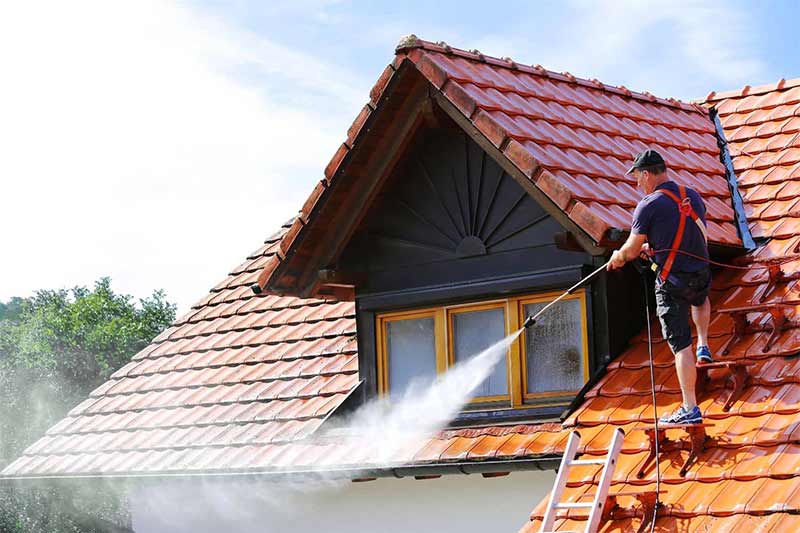 Dakreiniging - PROCHIRA DAK FAÇADE, een professionele dakdekker in België: dakreiniging, mosverwijdering en antimosbehandeling. Aanbrengen van een gekleurde waterafstotende dakverfcoating, interventie in BELGIË: Vlaanderen, Wallonië en Brussel.